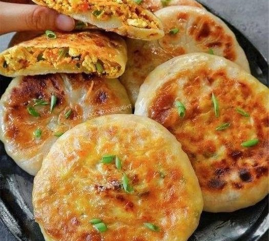 Panqueques rellenos salados al estilo chino para el desayuno.