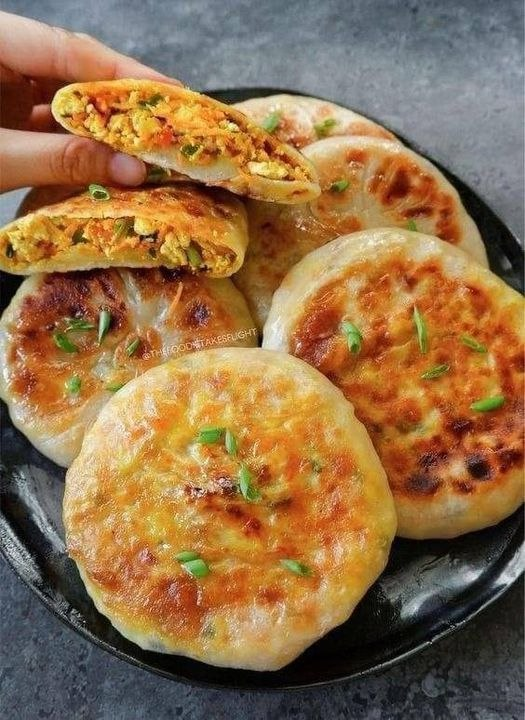 Panqueques rellenos salados al estilo chino para el desayuno.