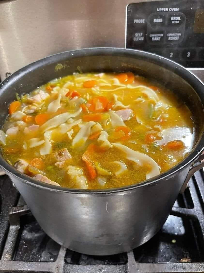 Sopa de pollo con fideos: un clásico reconfortante y favorito