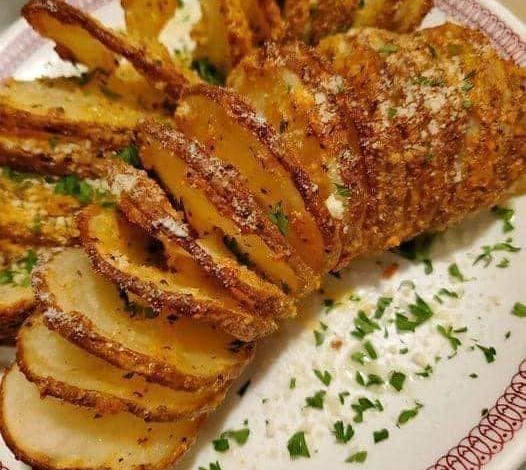 ¡Receta de gajos de papa al horno con parmesano y ajo!