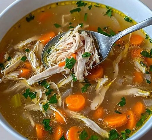 Sopa Casera de Pollo y Verduras: El Antídoto Perfecto para los Días Fríos