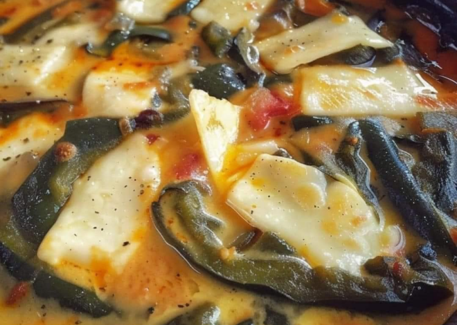 Rajas de chile poblano con queso en caldillo de jitomate