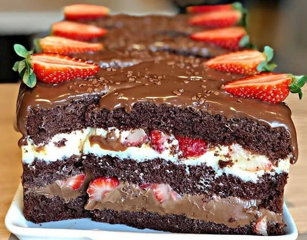 Torta húmeda de chocolate rellena de fresas y leche condensada