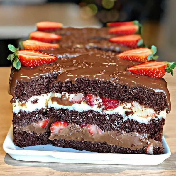 Torta húmeda de chocolate rellena de fresas y leche condensada