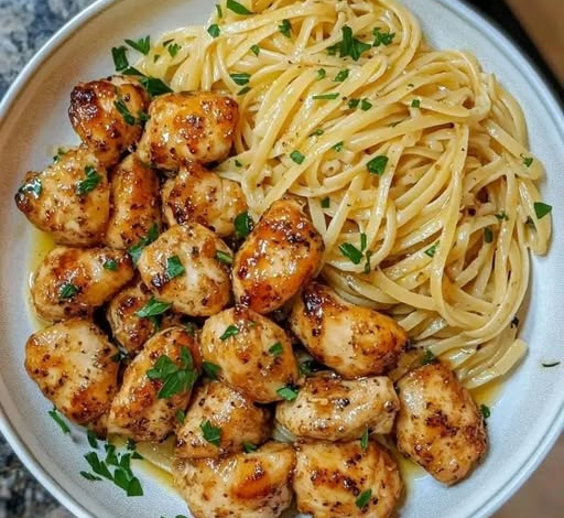 Pollo con mantequilla de ajo con pasta limón parmesano