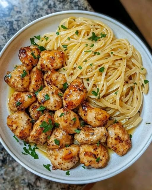 Pollo con mantequilla de ajo con pasta limón parmesano