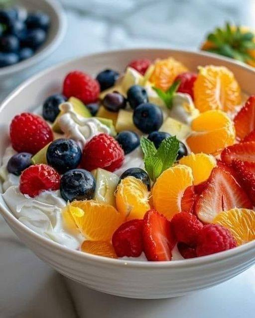 Ensalada de frutas con tarta de queso