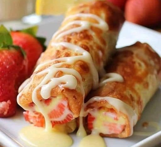 Deliciosos rollitos de huevo con tarta de queso y fresas y glaseado de limón