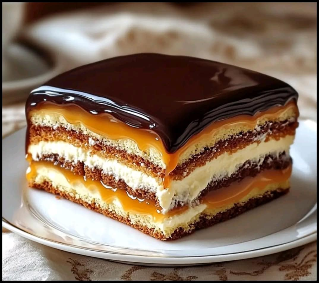 PASTEL CON CREMA DE CARAMELO Y CHOCOLATE.