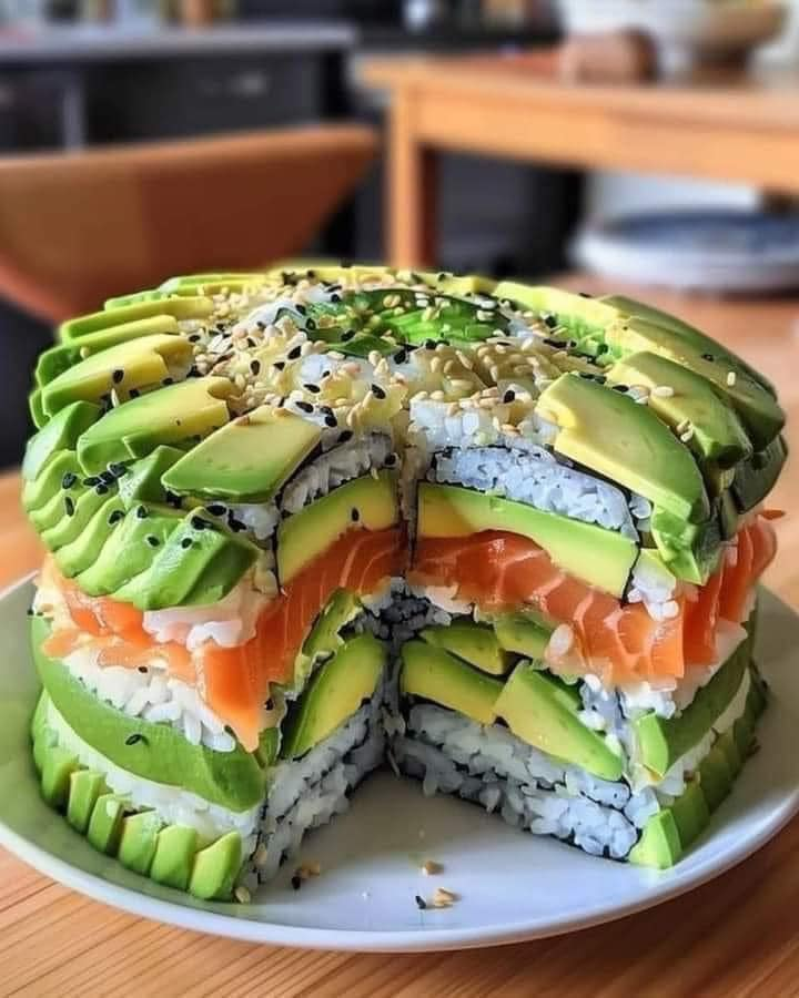 Pastel de sushi de aguacate