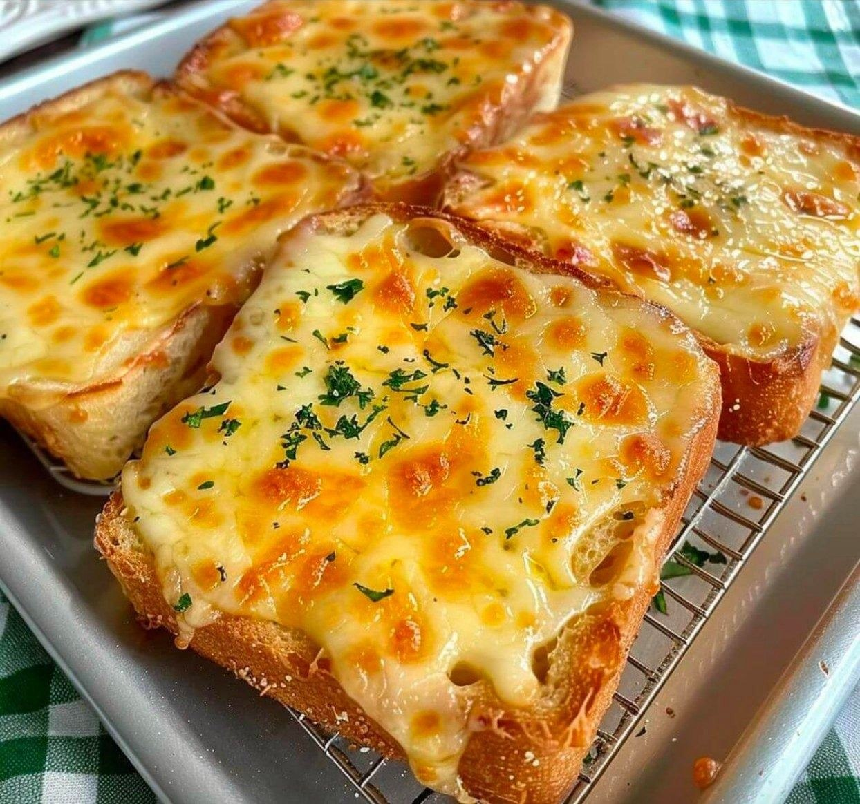 Tostada con queso fundido de Texas.