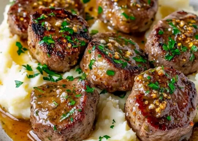 Bocaditos de filete con mantequilla de ajo y puré de papas