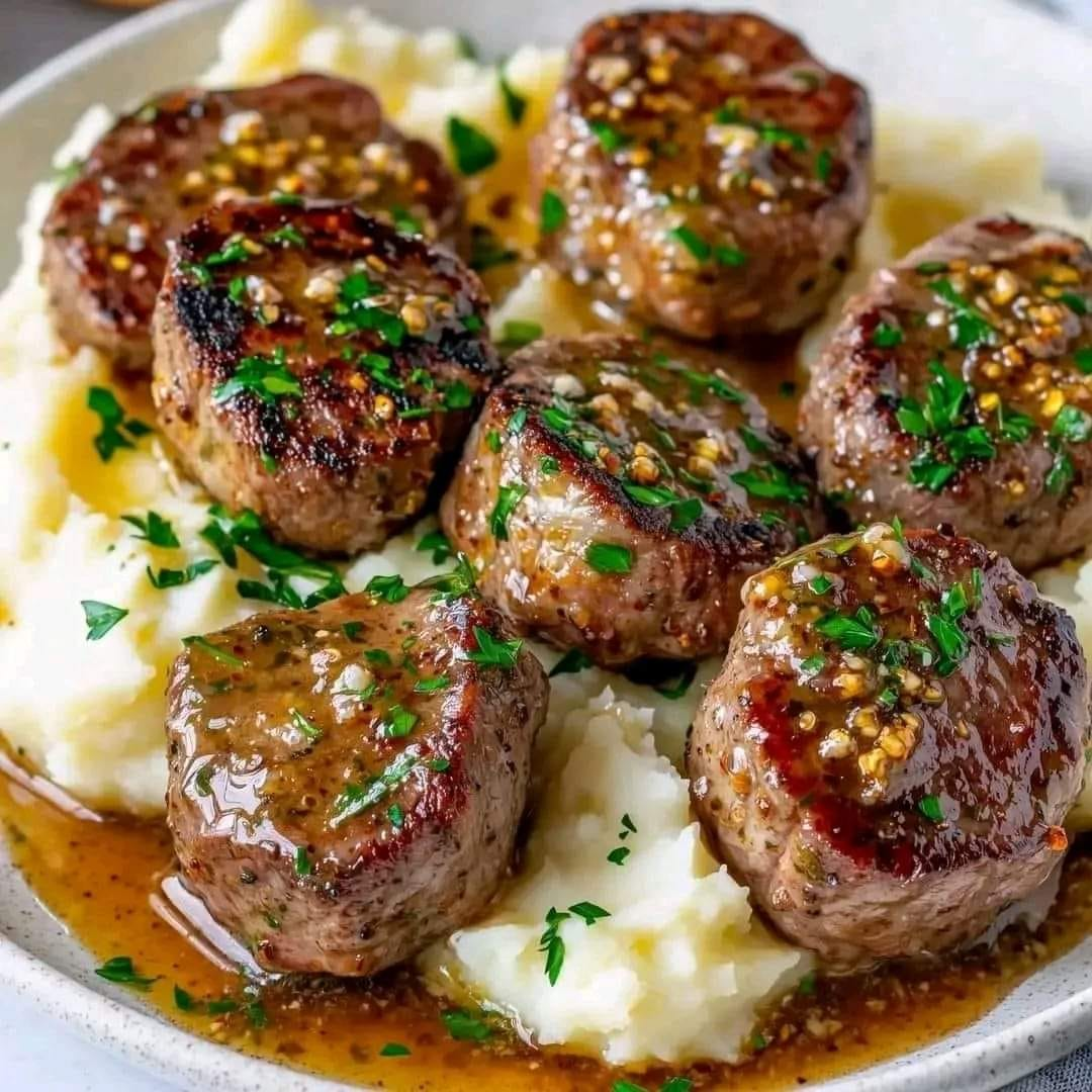 Bocaditos de filete con mantequilla de ajo y puré de papas