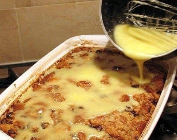 Budín de pan tradicional de la abuela con salsa de vainilla