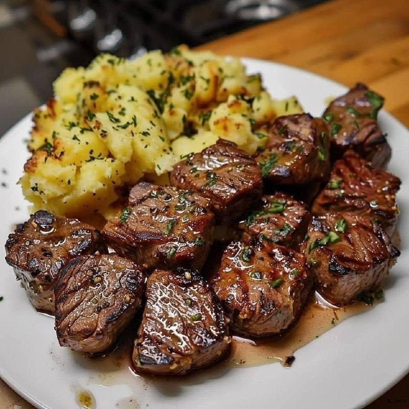 Filete y patatas en sartén