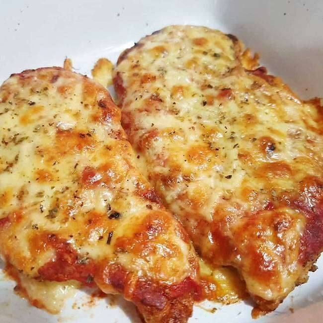 Deliciosa receta de pollo a la parmesana (filete de pechuga) y sugerencias para probar nuevos sabores