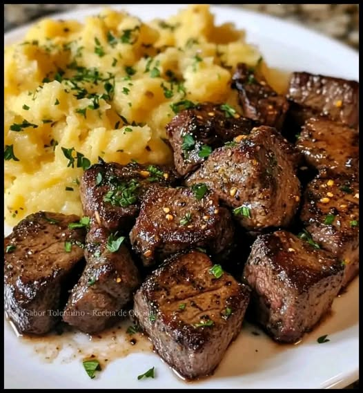 FILETE AL AJILLO CON PURÉ.